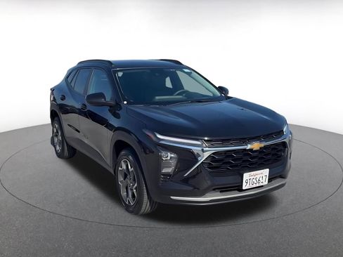 Used 2025 Chevrolet Trax LT image 3