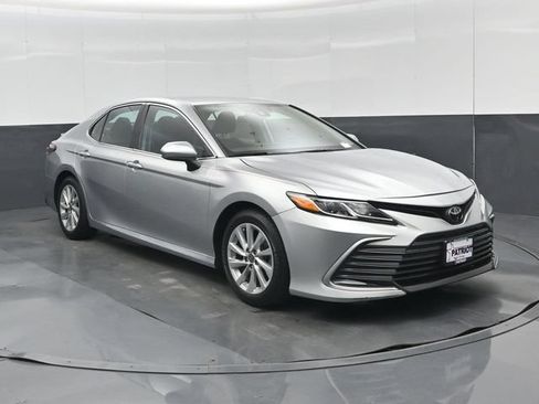 Used 2022 Toyota Camry LE FWD image 30