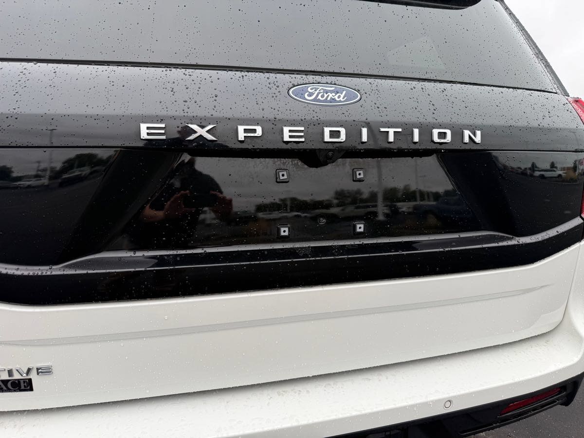 Used 2025 Ford Expedition Active AWD/4WD image 8