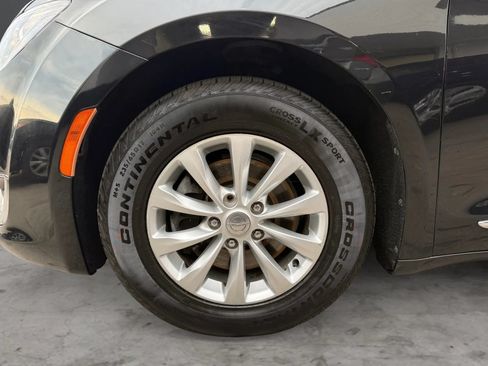 Used 2019 Chrysler Pacifica Touring-L FWD image 43