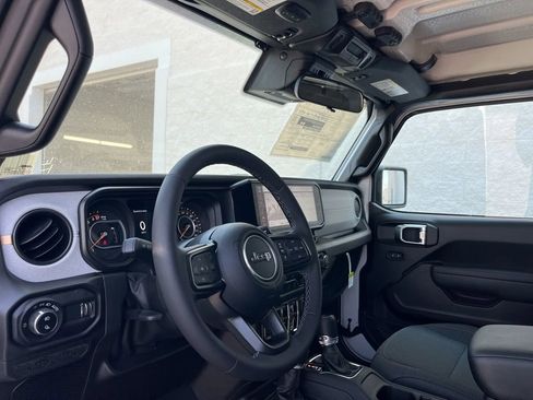 Used 2025 Jeep Gladiator Sport image 10