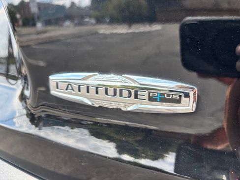 Used 2019 Jeep Cherokee Latitude Plus w/ Cold Weather Group AWD/4WD image 28