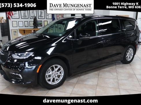 Used 2023 Chrysler Pacifica Touring-L FWD image 1