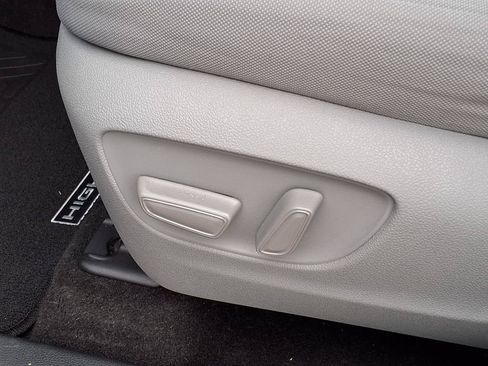 Used 2023 Toyota Highlander LE FWD image 26