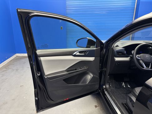 Used 2023 Volkswagen Taos SE w/ Panoramic Sunroof Package image 9