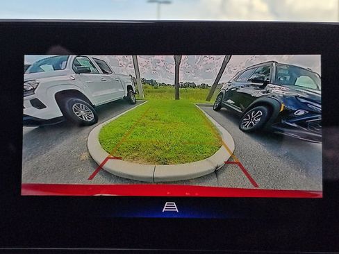 Used 2025 Chevrolet Trax LT w/ Driver Confidence Package FWD image 23