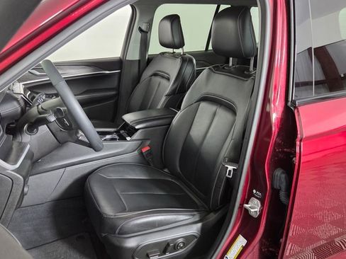 Used 2023 Jeep Grand Cherokee Limited w/ Black Appearance Package image 16