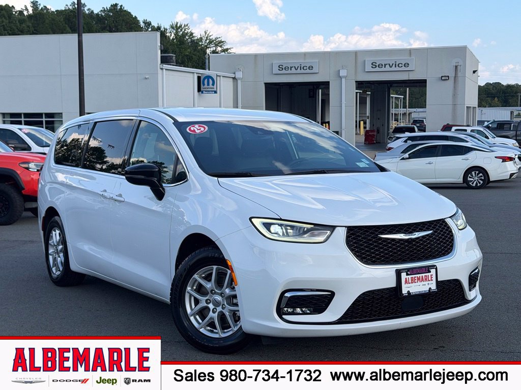 Used 2025 Chrysler Pacifica Select FWD image 1