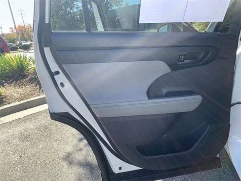 Certified 2023 Toyota Highlander L image 15