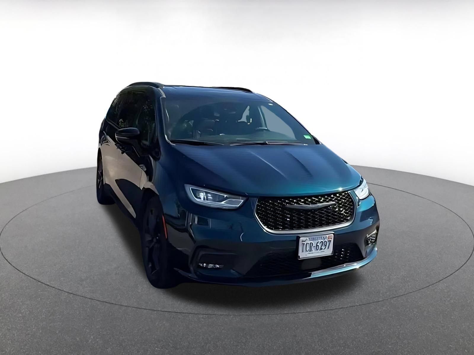 Used 2025 Chrysler Pacifica Limited FWD image 3