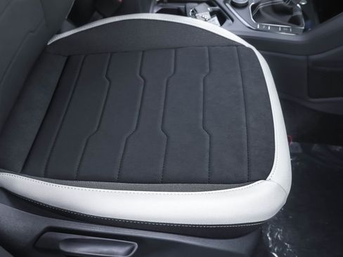 Used 2025 Volkswagen Taos SE image 33