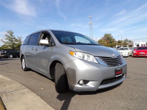 Used 2015 Toyota Sienna XLE image 2