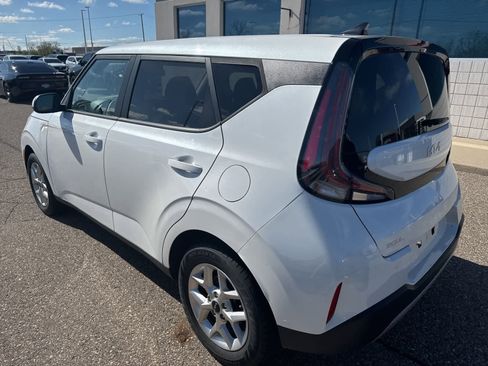 Used 2024 Kia Soul LX w/ Option Group 015 FWD image 16