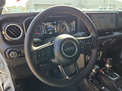 Used 2024 Jeep Gladiator Sport AWD/4WD image 17