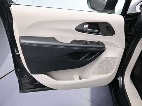 Certified 2023 Chrysler Pacifica Touring-L FWD image 10
