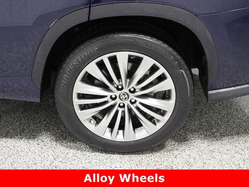 Used 2023 Toyota Highlander Platinum image 10