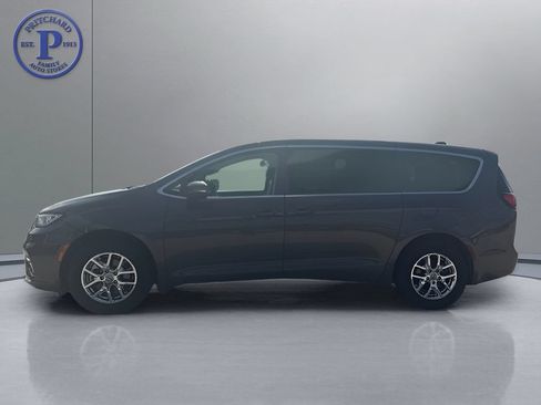 Used 2023 Chrysler Pacifica Touring-L FWD image 4