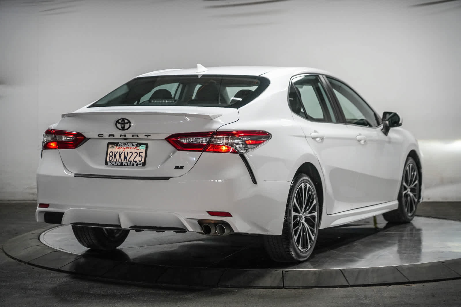Used 2019 Toyota Camry SE w/ Carpet Mat Package FWD image 7