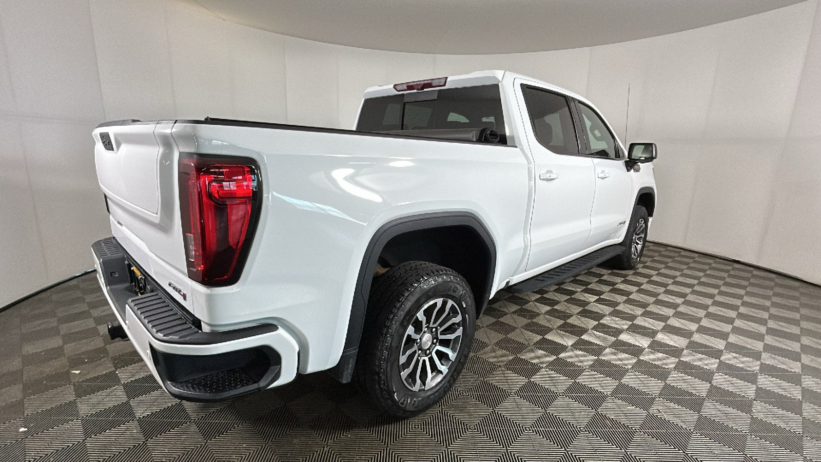Used 2022 GMC Sierra 1500 AT4 w/ AT4 Premium Package AWD/4WD image 4