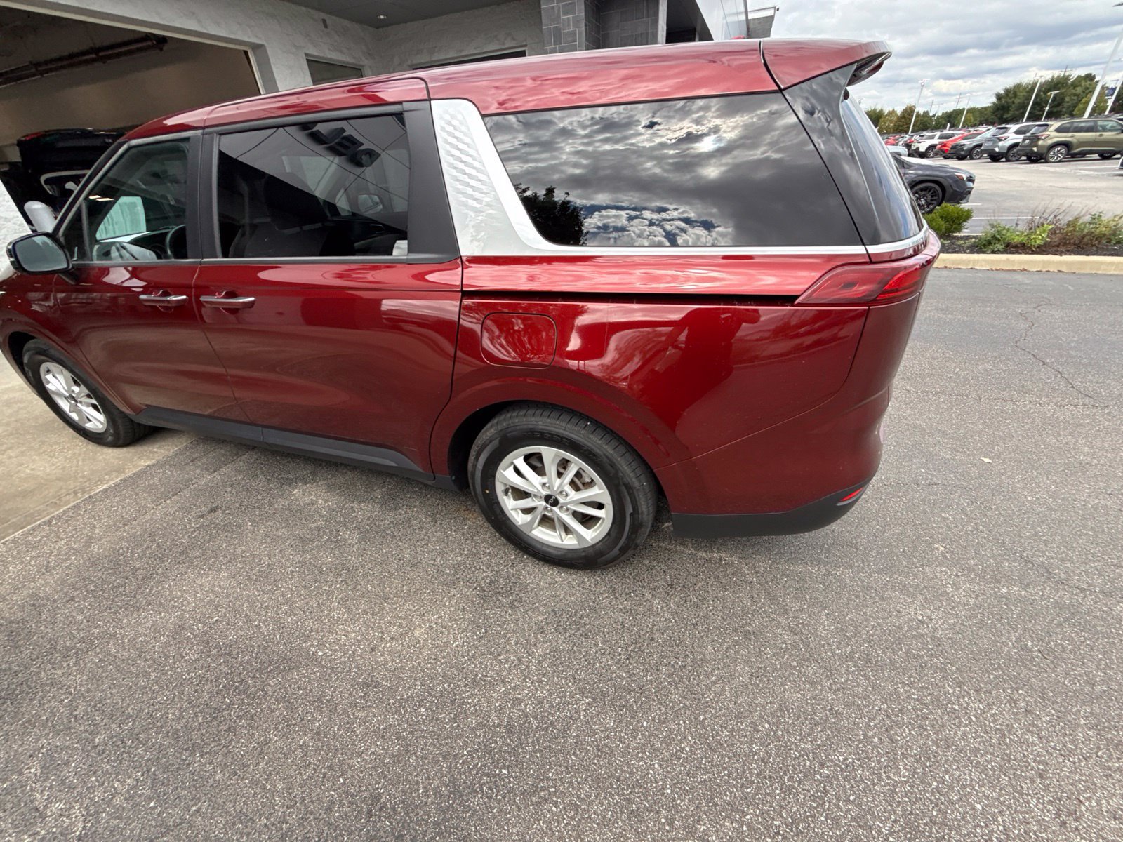 Used 2024 Kia Carnival LX FWD image 11
