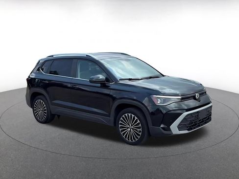 Used 2026 Volkswagen Taos SE FWD image 2