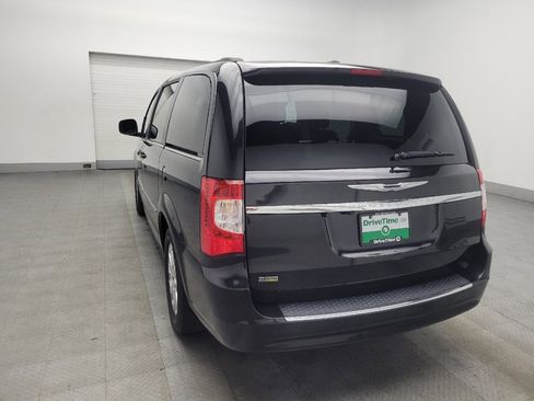 Used 2016 Chrysler Town & Country Touring image 5