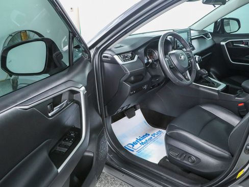 Used 2022 Toyota RAV4 XLE Premium FWD image 3