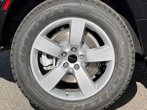 New 2026 Land Rover Defender 110 X-Dynamic SE image 13