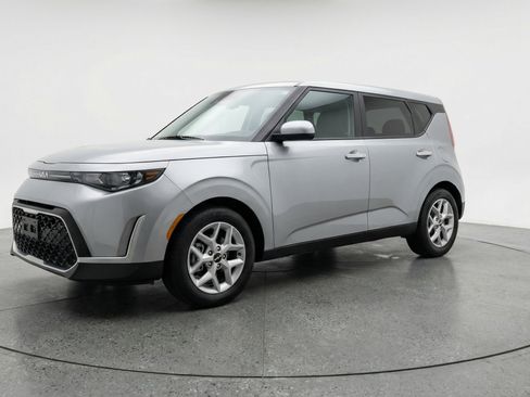 Used 2025 Kia Soul LX w/ LX Technology Package FWD image 3