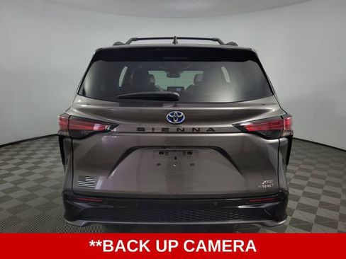 Used 2022 Toyota Sienna XSE image 7