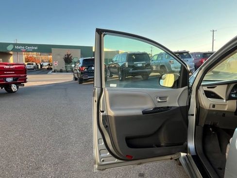 Used 2020 Toyota Sienna LE image 27