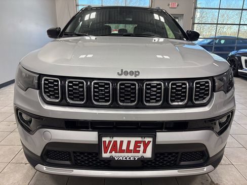Used 2025 Jeep Compass Limited image 9