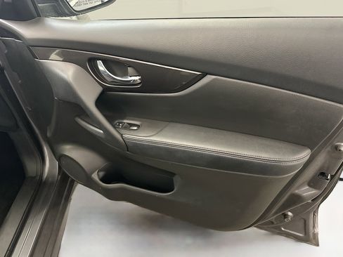 Used 2018 Nissan Rogue S image 32