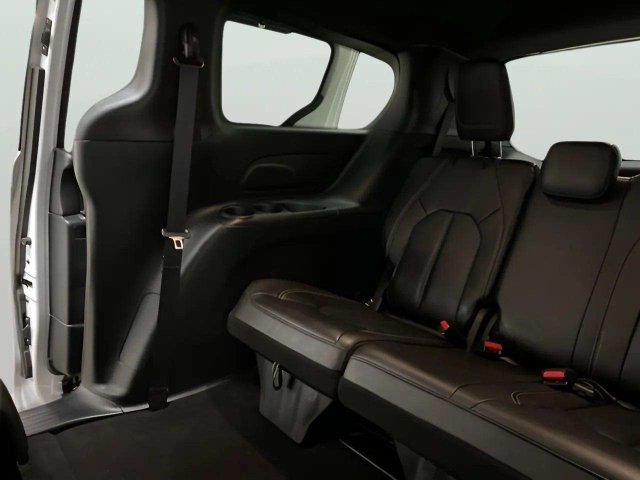 Used 2025 Chrysler Pacifica Select FWD image 70