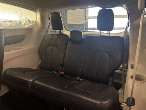 Used 2023 Chrysler Pacifica Touring-L image 30