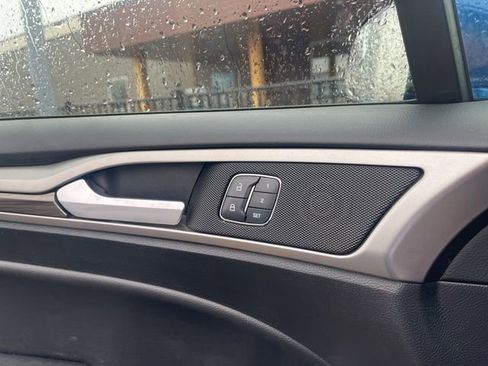 Used 2017 Ford Fusion SE w/ Fusion SE Technology Package image 17