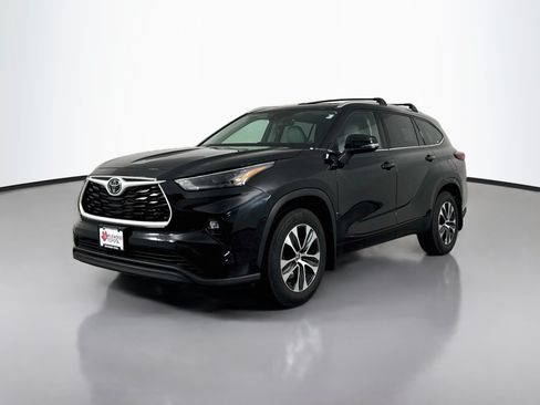 Used 2022 Toyota Highlander XLE AWD/4WD image 3