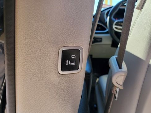 Certified 2018 Chrysler Pacifica Touring-L Plus w/ Tire & Wheel Group image 27