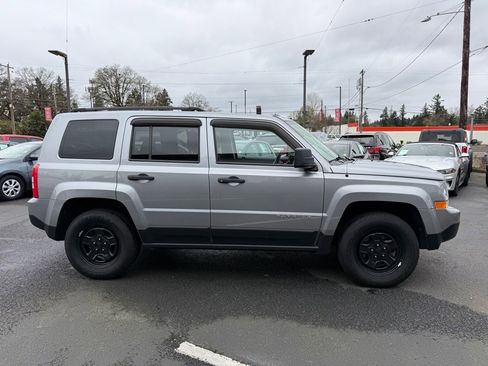 Used 2017 Jeep Patriot Sport image 7
