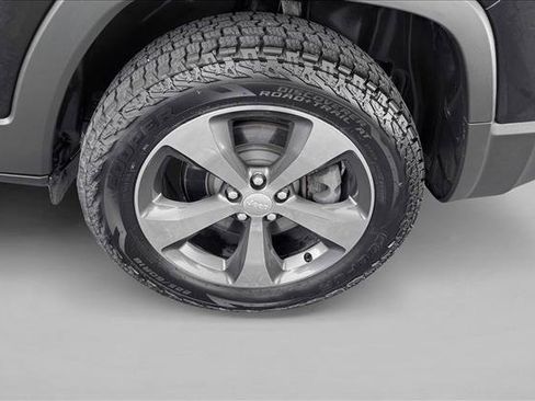 Used 2019 Jeep Cherokee Limited image 9