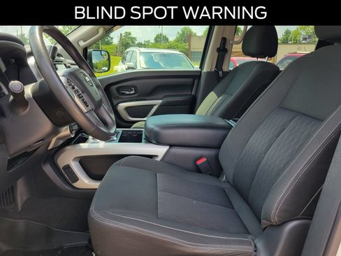 Used 2017 Nissan Titan SV AWD/4WD image 16