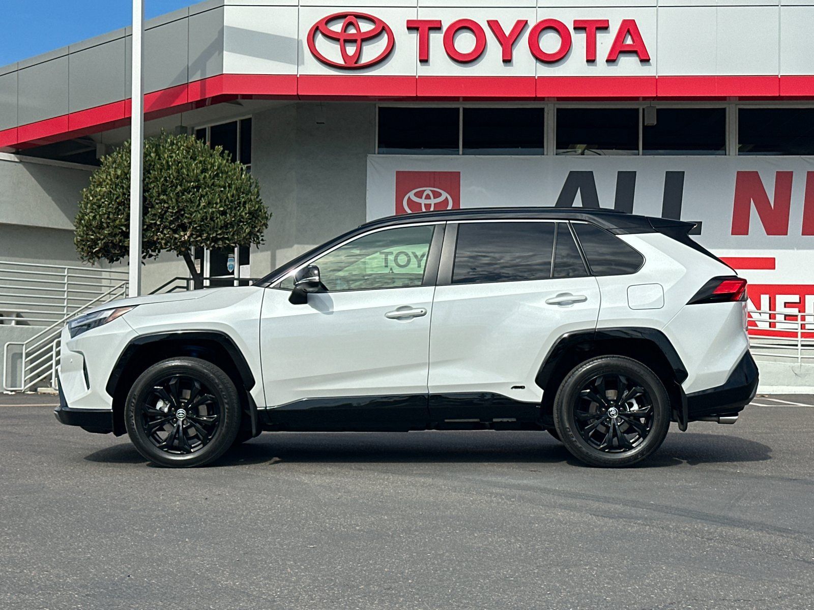 Used 2025 Toyota RAV4 XSE w/ Advanced Technology Package AWD/4WD image 2