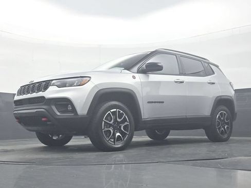 Used 2025 Jeep Compass Trailhawk AWD/4WD image 29