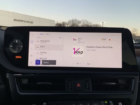 Used 2025 Lexus ES 300h w/ Luxury Package image 23