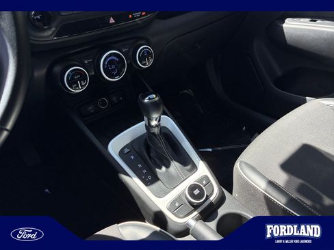 Used 2023 Hyundai Venue Limited FWD image 29