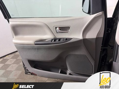 Used 2020 Toyota Sienna LE w/ LE Preferred Package FWD image 23