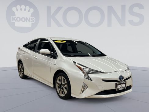 Used 2016 Toyota Prius Three Touring FWD image 7