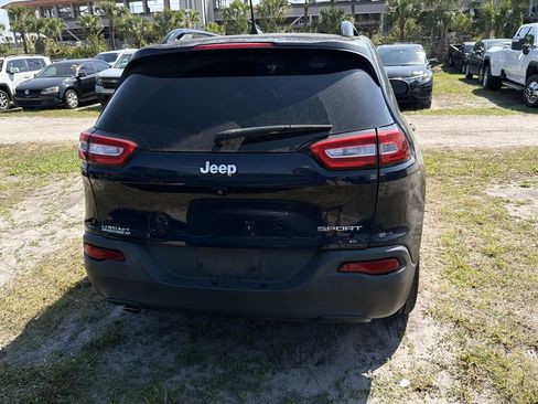Used 2016 Jeep Cherokee Sport image 5