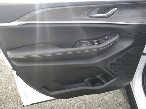 New 2026 Jeep Grand Cherokee Altitude AWD/4WD image 8