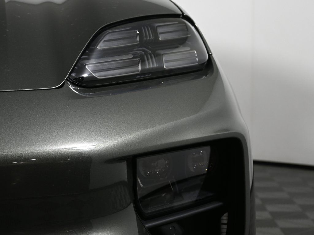 Used 2025 Porsche Macan 4S Electric AWD/4WD image 11